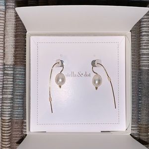 Stella & Dot Anika Pearl Earrings